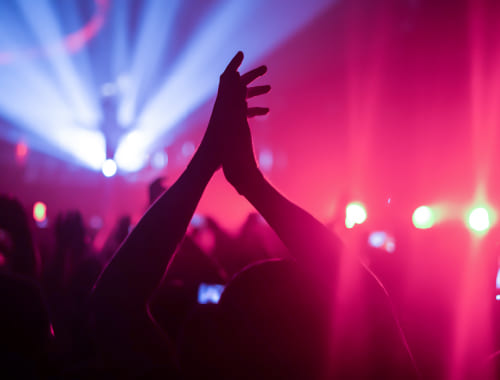 まるでCLUBのような大音響と光の演出非日常の熱狂と高揚感を体感できます