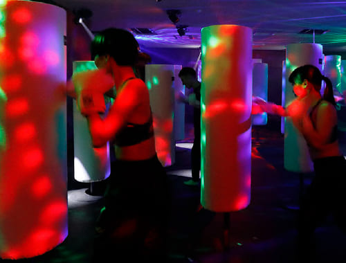 ビートにあわせて、叩く、動く日常では体験できない爽快感が得られます